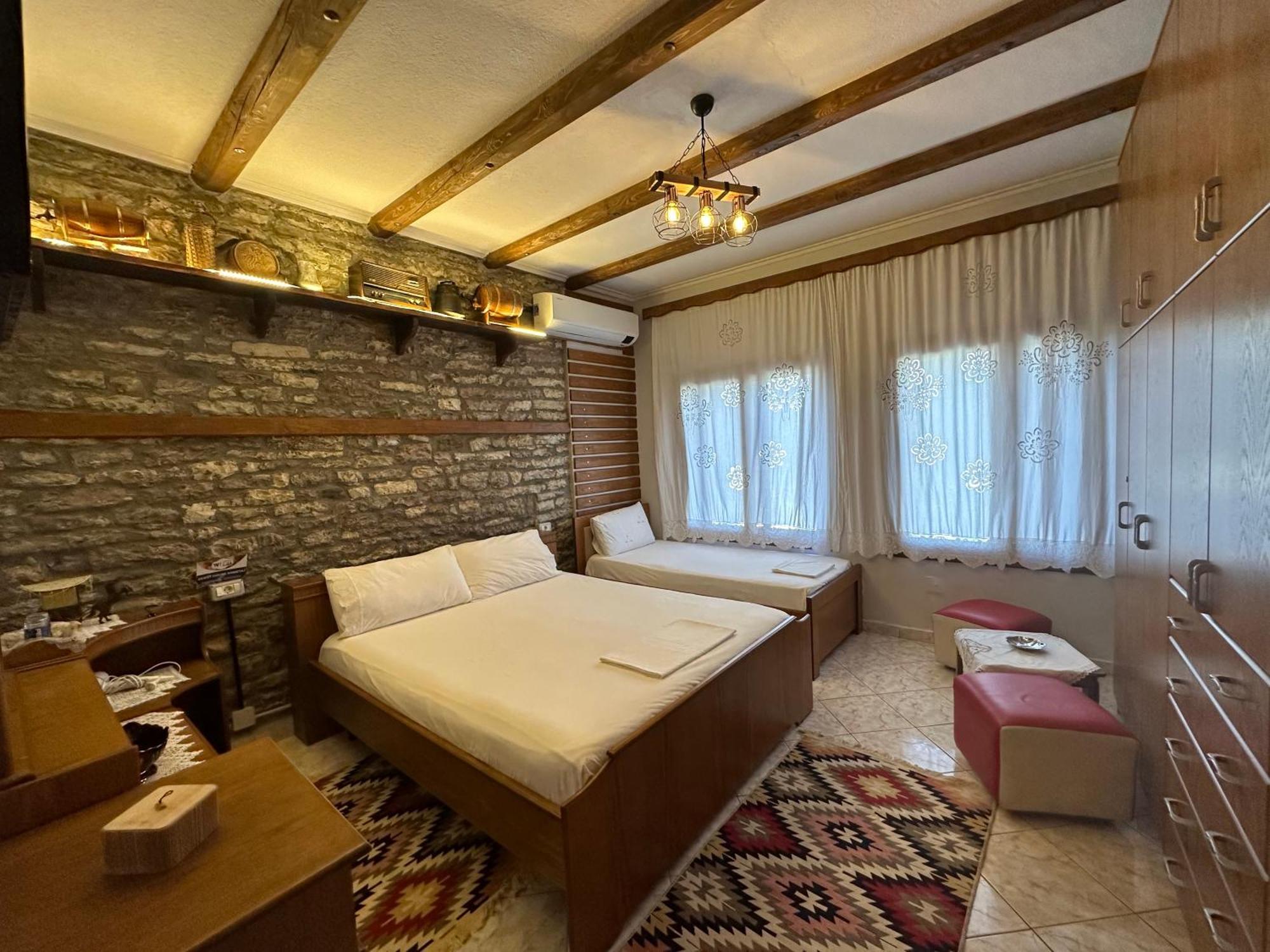 Ahmetaj Guest House Gjirokastër Екстериор снимка